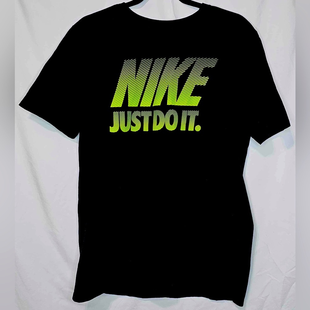 Nike - Medium - Short Sleeve T-Shirt - Picture 3 of 5